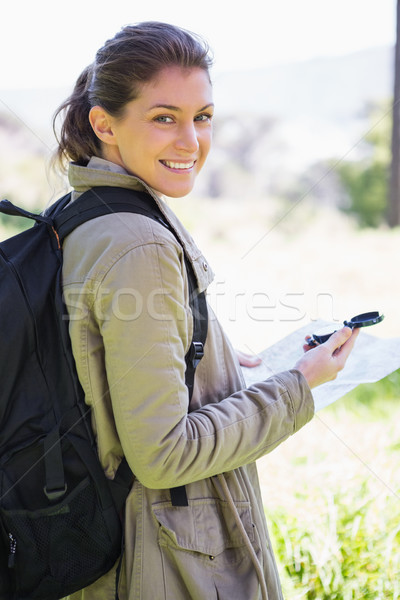 Vrouw kaart kompas platteland hemel natuur Stockfoto © wavebreak_media