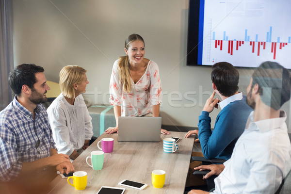 üzletemberek megbeszél grafikon megbeszélés konferenciaterem iroda Stock fotó © wavebreak_media