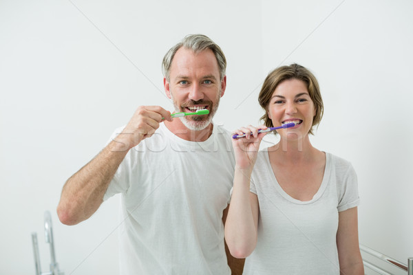 Couple brosse à dents maison portrait femme [[stock_photo]] © wavebreak_media