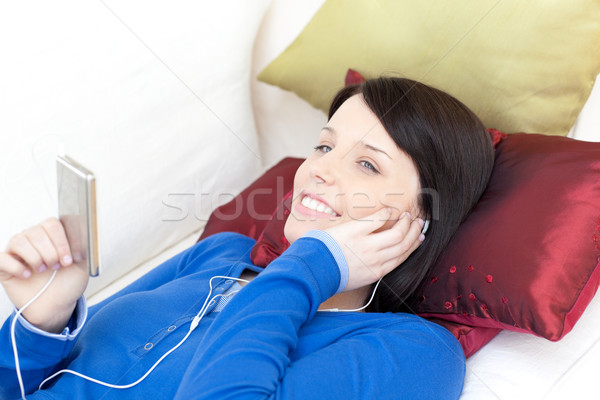 Сток-фото: счастливым · женщину · прослушивании · музыку · наушники · домой