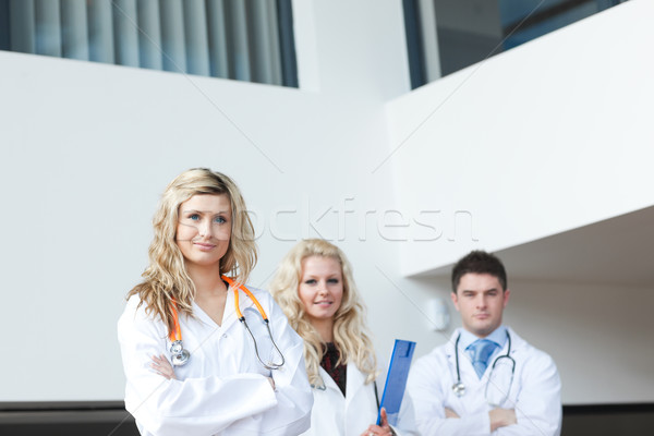 Tre medici ospedale guardando fotocamera donna Foto d'archivio © wavebreak_media