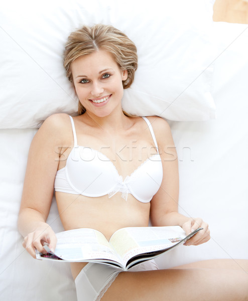 Fericit femeie lectură revistă pat lenjerie de corp Imagine de stoc © wavebreak_media