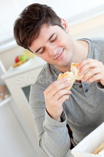 Hombre comer pan cocina casa Foto stock © wavebreak_media
