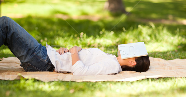 Mujer dormir libro parque sonrisa cara Foto stock © wavebreak_media