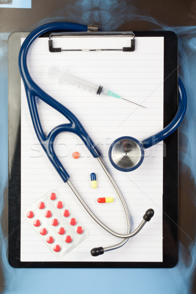 Nota medicină albastru stetoscop întuneric Imagine de stoc © wavebreak_media