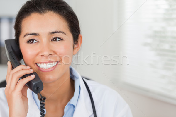 Сток-фото: Привлекательная · женщина · врач · телефон · позируют · служба · женщину