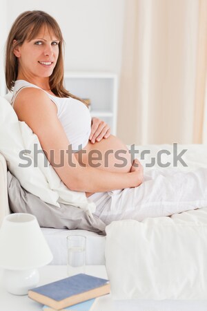 Mujer sesión sofá salón moda Foto stock © wavebreak_media