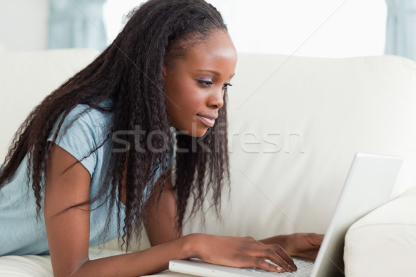 關閉 年輕女子 沙發 上網本 家 筆記本電腦 商業照片 © wavebreak_media