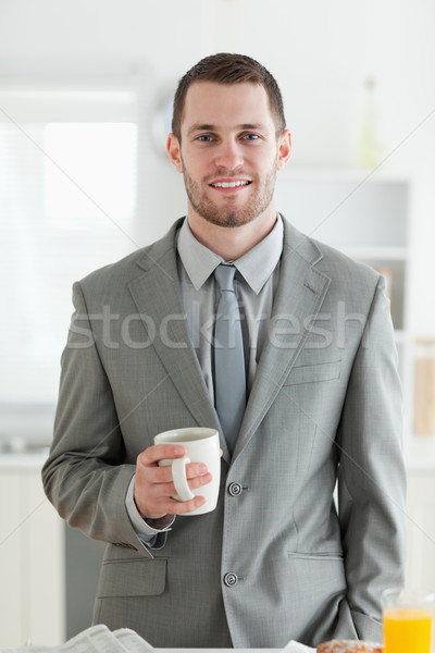 Foto stock: Retrato · empresário · café · da · manhã · cozinha · negócio · jornal