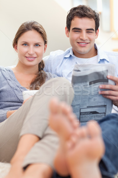 Retrato Pareja lectura periódico manana salón Foto stock © wavebreak_media