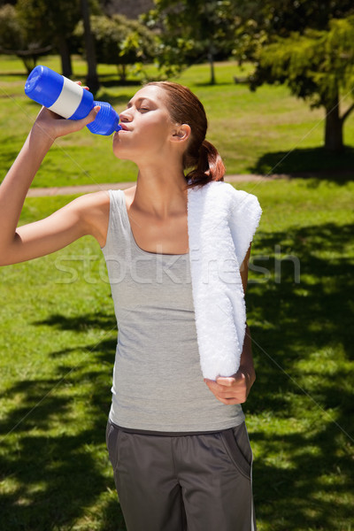 Frau weiß Handtuch Schulter trinken blau Stock foto © wavebreak_media