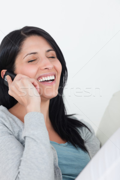 Stockfoto: Vrouw · lachend · woonkamer · telefoon · venster · ontspannen