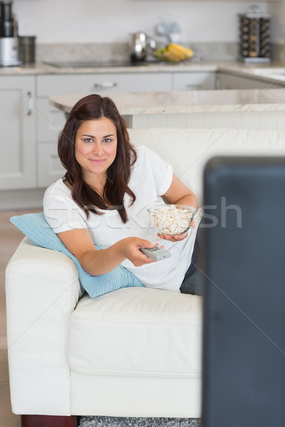 Frau Fernsehen lächelnd entspannenden Haus glücklich Stock foto © wavebreak_media