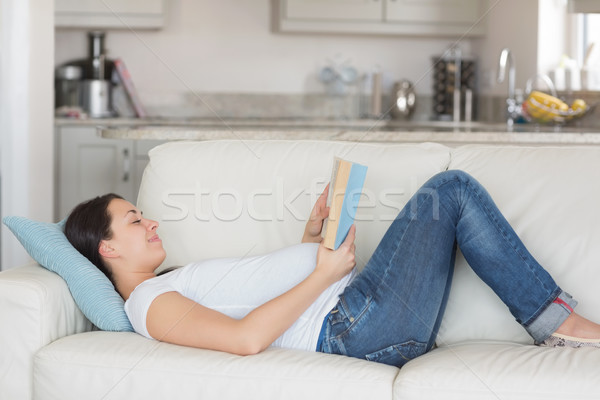 Mulher grávida relaxante leitura livro sofá casa Foto stock © wavebreak_media