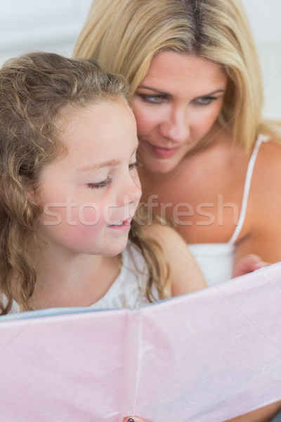 Mãe filha leitura juntos alegremente casa Foto stock © wavebreak_media