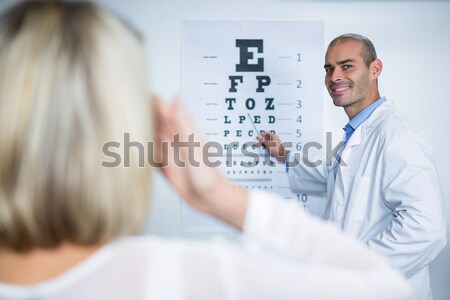 Arzt lächelnd Sehtest Patienten Krankenhaus Prüfung Stock foto © wavebreak_media