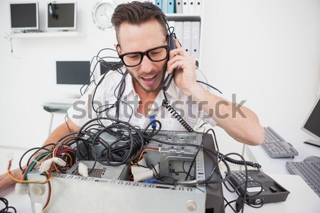 Confuz profesional cabluri telefon deschide tineri Imagine de stoc © wavebreak_media