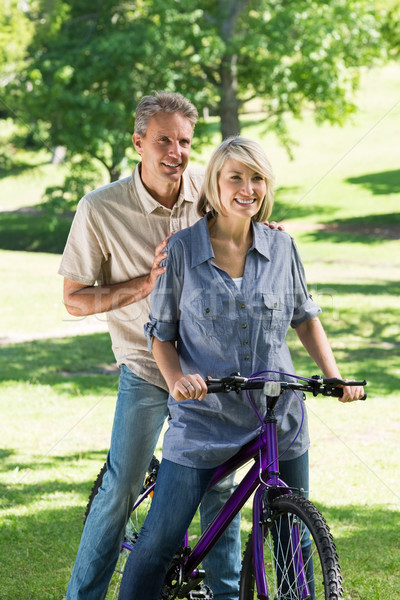 Foto d'archivio: Coppia · equitazione · bicicletta · parco · felice · donna