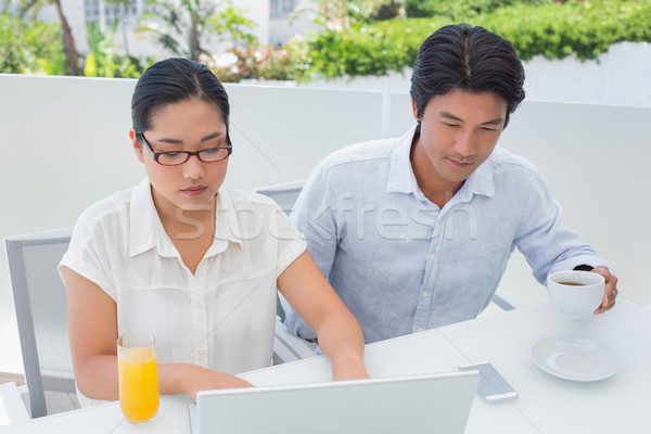 Stockfoto: Glimlachend · paar · ontbijt · samen · met · behulp · van · laptop · buiten