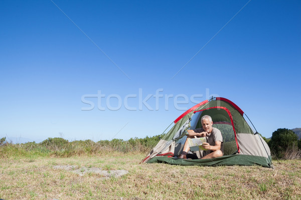 Stockfoto: Gelukkig · kampeerder · naar · kaart · vergadering · tent