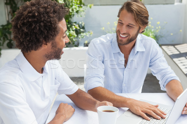 Foto stock: Dois · amigos · café · juntos · laptop