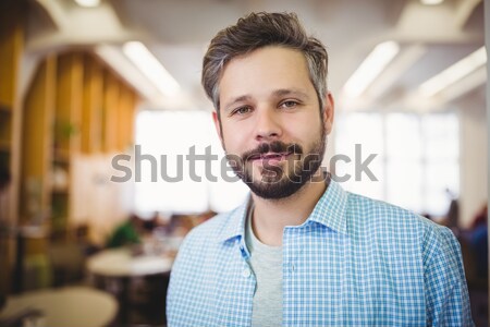 Lächelnd Hipster schauen Fenster Porträt Cafeteria Stock foto © wavebreak_media