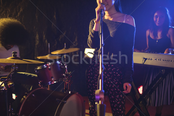 Foto stock: Cantora · equipe · boate · feminino