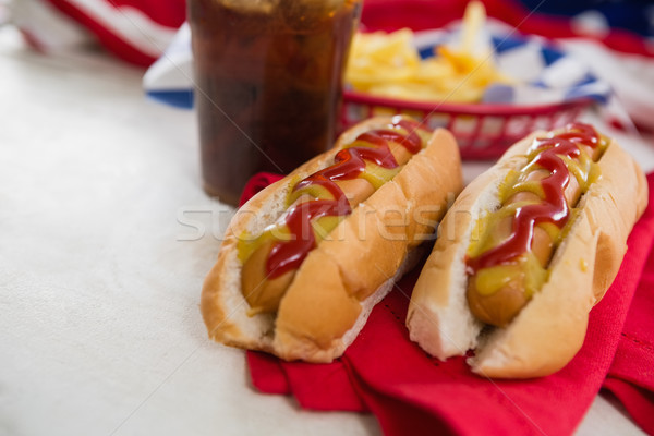 Bandiera americana caldo cani tavolo in legno primo piano alimentare Foto d'archivio © wavebreak_media