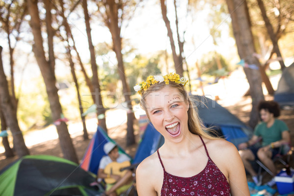 Retrato alegre campamento la boca abierta mujer Foto stock © wavebreak_media