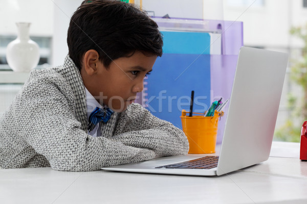 Oldalnézet üzletember néz laptop számítógép ül asztal Stock fotó © wavebreak_media