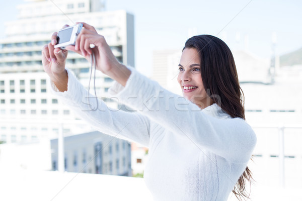 Joli brunette caméra à l'extérieur femme [[stock_photo]] © wavebreak_media