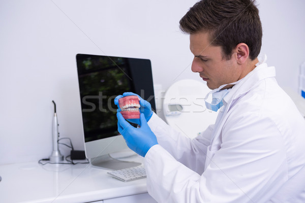 Zahnarzt halten zahnärztliche Schimmel Sitzung Computer Stock foto © wavebreak_media