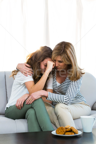 Mamă confort fiica acasă femeie plâns Imagine de stoc © wavebreak_media