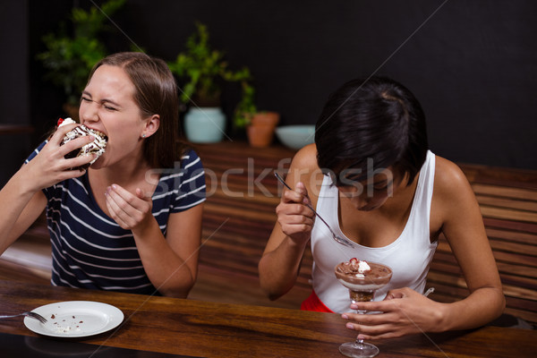 Csinos nők eszik desszertek bár étel Stock fotó © wavebreak_media