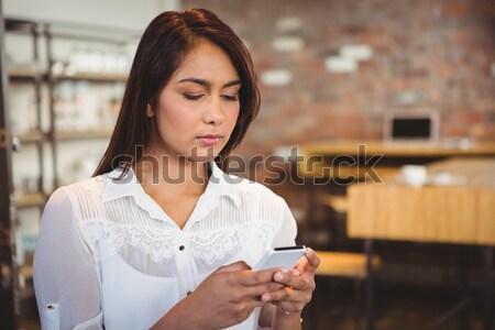 Zakenvrouw smartphone kantoor vrouw lezing boord Stockfoto © wavebreak_media