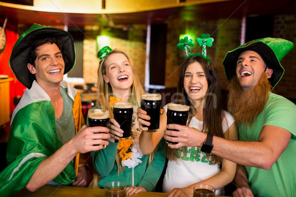 Gülen arkadaşlar İrlandalı mutlu cam bar Stok fotoğraf © wavebreak_media