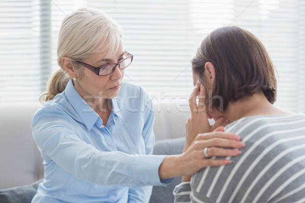 Stockfoto: Arts · troostend · patiënt · sofa · home · vrouw