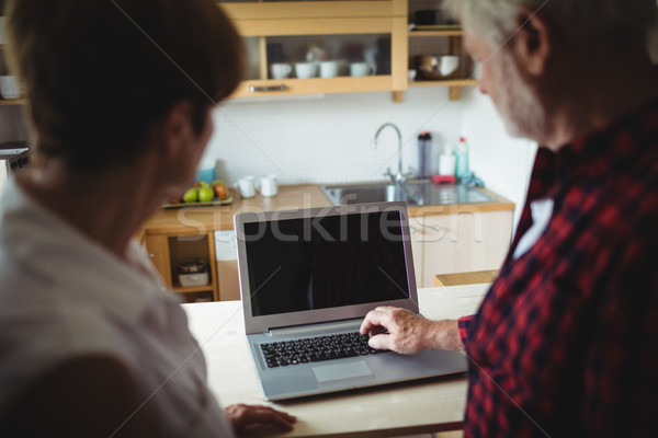 Idős pár laptopot használ konyha férfi otthon laptop Stock fotó © wavebreak_media