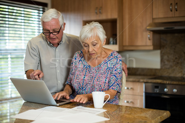 Zdjęcia stock: Starszy · kobieta · za · pomocą · laptopa · kuchnia · domu · notebooka