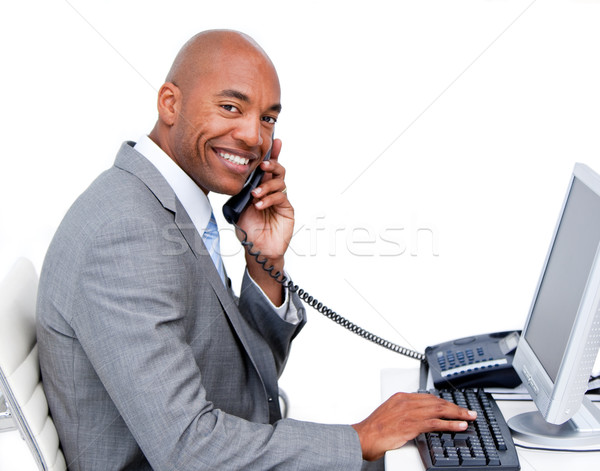 Sonriendo empresario hablar teléfono oficina ordenador Foto stock © wavebreak_media
