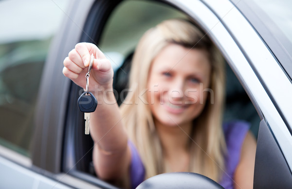 Jóvenes femenino conductor clave coche nuevo Foto stock © wavebreak_media
