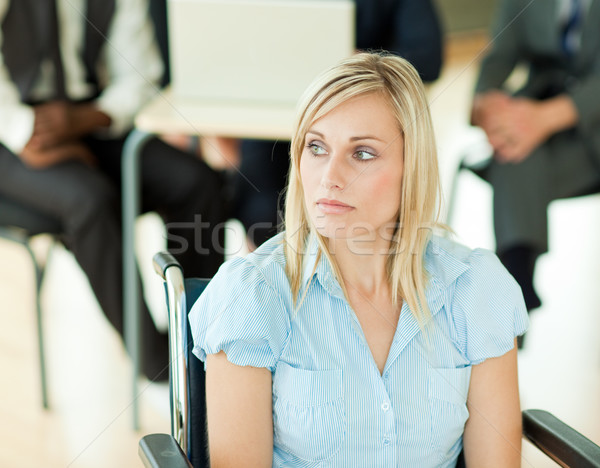 Stockfoto: Nadenkend · zakenvrouw · collega's · werken · computer · vrouw