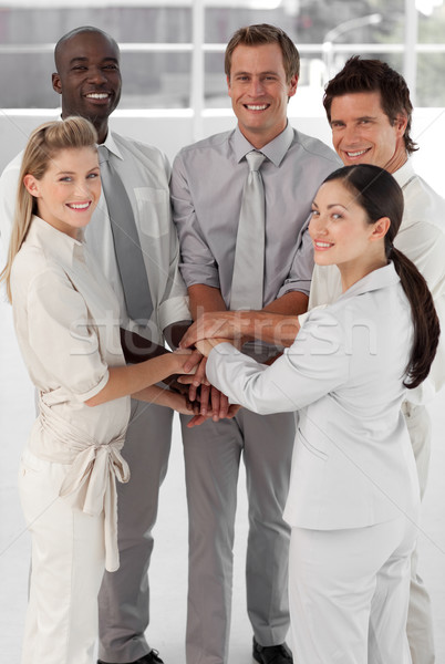 Sonriendo equipo de negocios oficina negocios manos hombre Foto stock © wavebreak_media