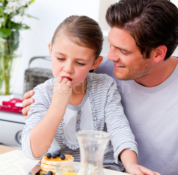 Padre figlia colazione insieme cucina Foto d'archivio © wavebreak_media