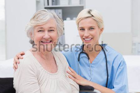 Retras pacient asistentă uita aparat foto familie Imagine de stoc © wavebreak_media