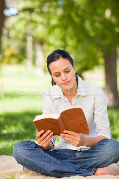 Mujer lectura parque sonrisa cara hierba Foto stock © wavebreak_media