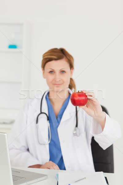 Stok fotoğraf: Sevimli · kadın · doktor · kırmızı · elma