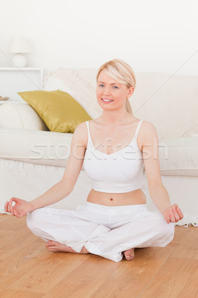 Tineri frumos femeie yoga camera de zi casă Imagine de stoc © wavebreak_media