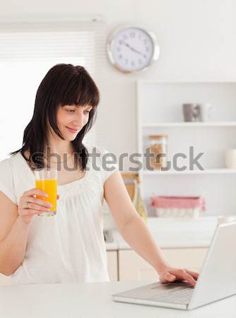 Iyi görünümlü kadın rahatlatıcı dizüstü bilgisayar mutfak telefon Stok fotoğraf © wavebreak_media