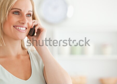 Mujer sonriente sesión sofá Foto stock © wavebreak_media